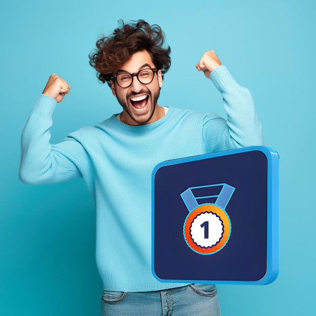 Navdušen moški z očali zmagoslavno dviguje roke ob 3D ikoni medalje s številko ena na modri podlagi.